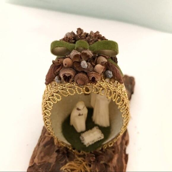 Vintage Handcrafted Egg Diorama Christmas Nativity Scene On Driftwood - Picture 3 of 10